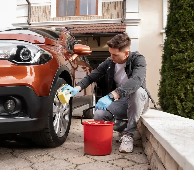 Lavage auto à domicile Auvers : professionnel intervenant sur un véhicule